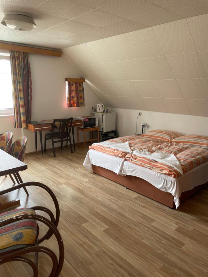 Penzion Fontana Hotel นาเมชต์นาดออสลาโว ภายนอก รูปภาพ